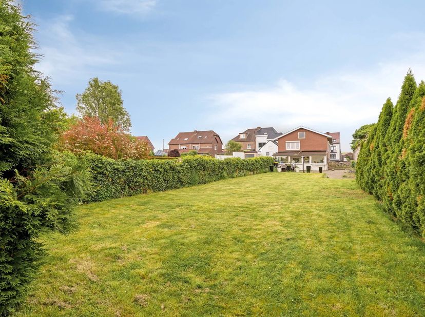 INSTAPKLARE WONING MET DRIE SLAAPKAMERS EN VOLLEDIG ONDERKELDERD OP RUIM PERCEEL IN RIEMST<br />
Op zoek naar een gezellig lichtrijke woning in de omg