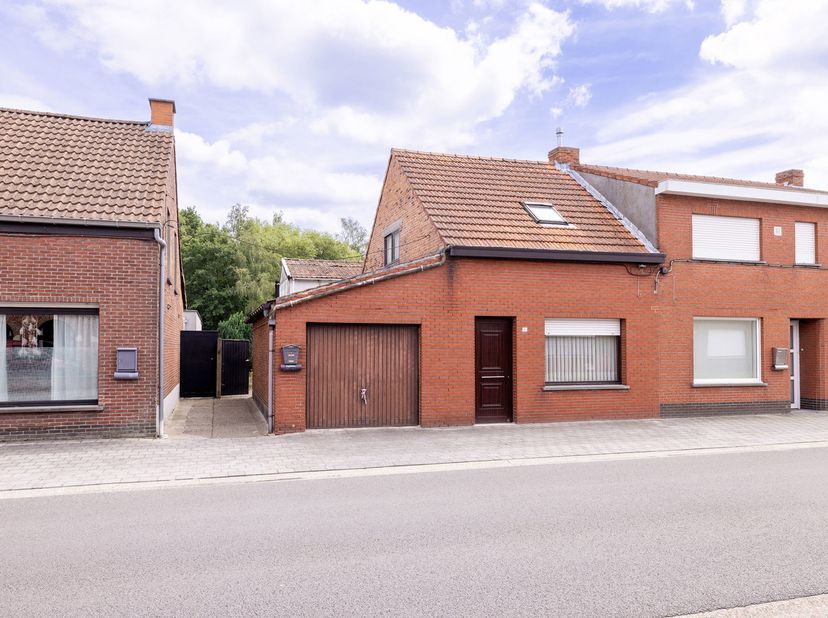Ontdek deze te renoveren woning gelegen aan Eikendreef 82 in Rijkevorsel. De woning bevindt zich op een rustige locatie. Binnenin geniet u van een gez