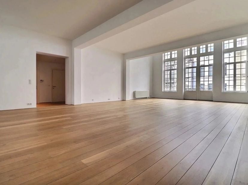 Situé à deux pas de la place du Chatelain, découvrez ce lumineux loft triplex de 388m2 (selon PEB)offrant d'incroyables volumes.<br />
Il se compose d