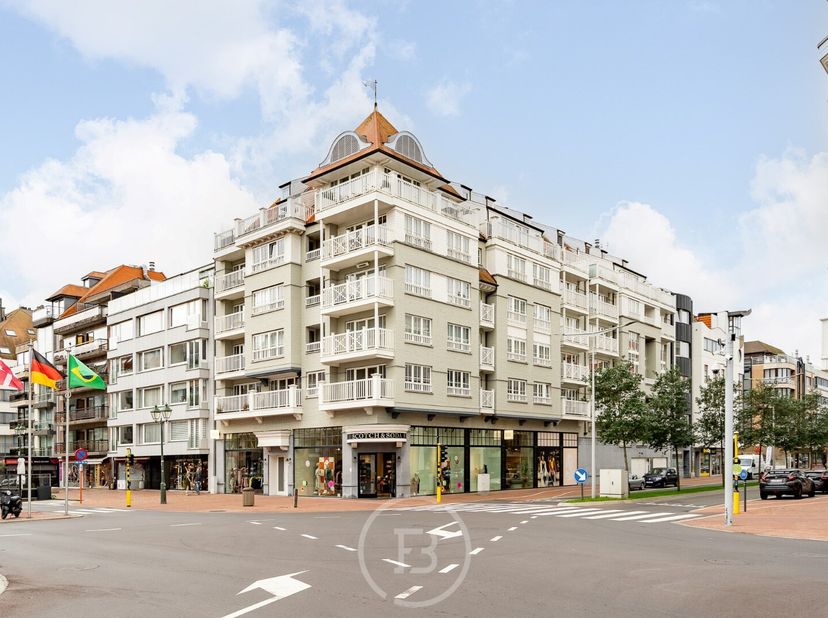 Afgesloten garagebox in de Residentie Prince of Wales op wandelafstand van de zee en de Lippenslaan te Knokke.<br />
Deze garagebox bevindt zich op he