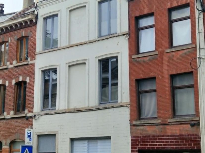 In het centrum van Braine-le-Comte: woonhuis met inkomhal, woonkamer, ingerichte keuken, 3 slaapkamers, multifunctionele ruimte op de begane grond, ba