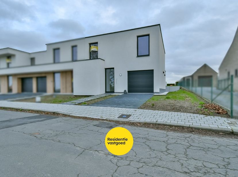 Welkom in deze prachtige en energiezuinige nieuwbouwwoning in Kortemark, waar hedendaags wooncomfort perfect samengaat met een rustgevend landelijk ui