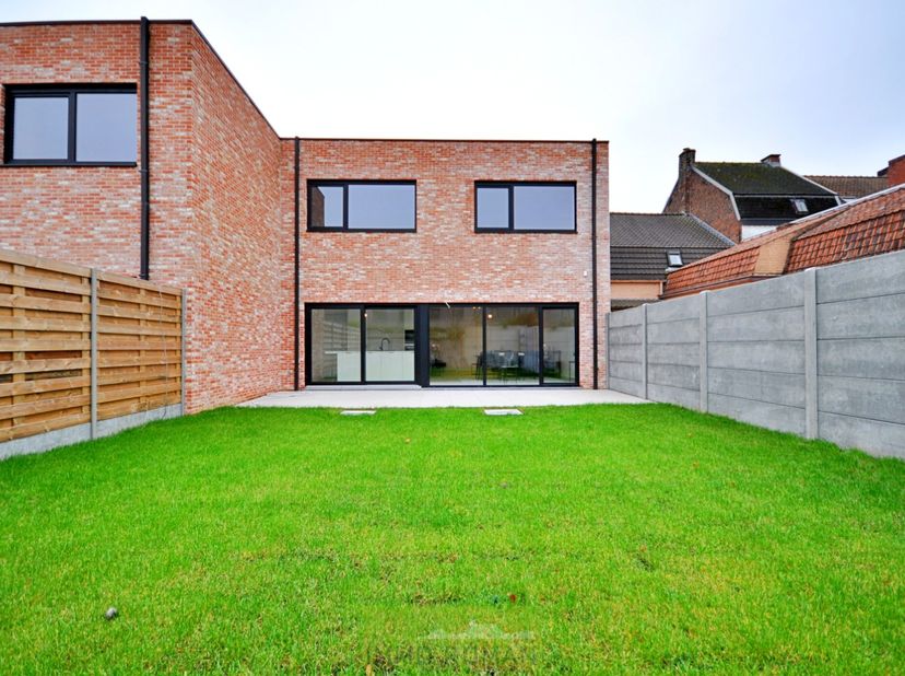 Deze nieuwbouwwoning is gelegen in de nabijheid van het centrum van Avelgem, met tal van lokale handelszaken, scholen en openbaar vervoer. Op wandelaf