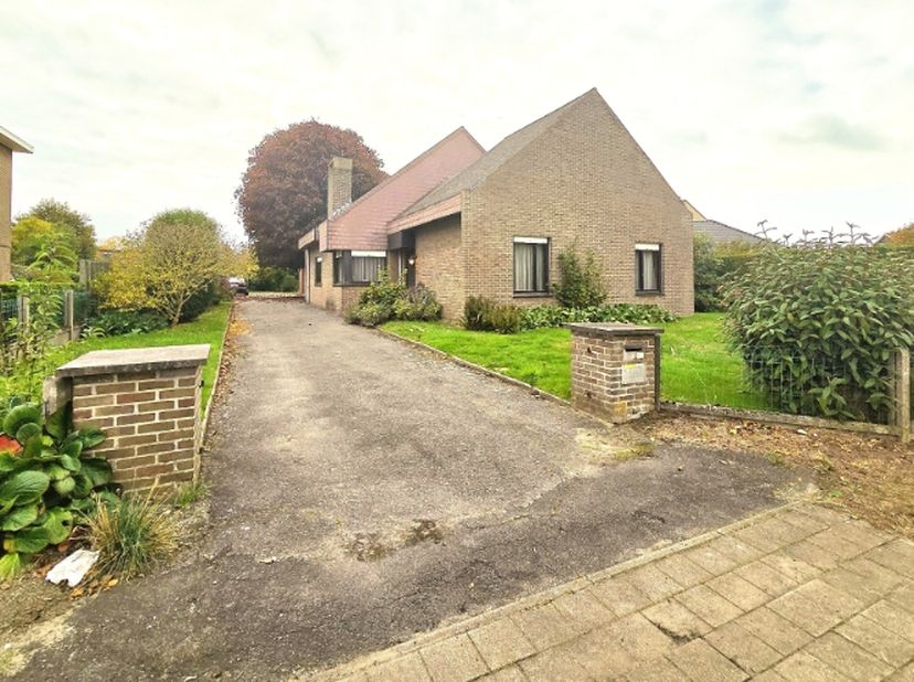 Op een perceel van maar liefst 1.130 m² bevindt zich deze ruime bungalow van ca. 200 m² met dubbele garage, werkplaats ca 75m² en een prachtige tuin v