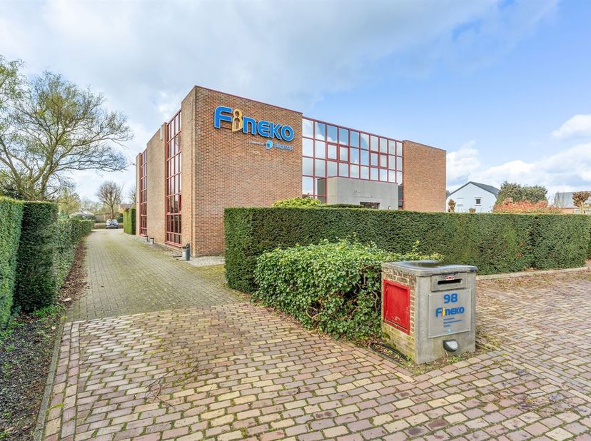 Dit goed ingedeelde kantoorgebouw biedt een efficiënte en professionele werkomgeving, ideaal voor bedrijven die nood hebben aan zowel individuele kant