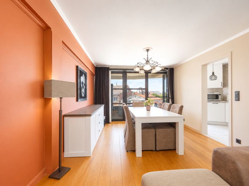 Dit ruime appartement biedt een aangename leefomgeving met veel comfort en een praktische indeling. De lichtrijke leefruimte vormt het hart van de won