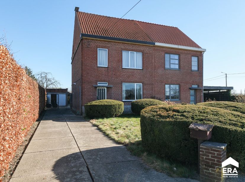 Te koop: halfopen woning in de Kannaertsstraat te Stevoort, gelegen op een mooi perceel in een residentiële omgeving met scholen en alle dagdagelijkse