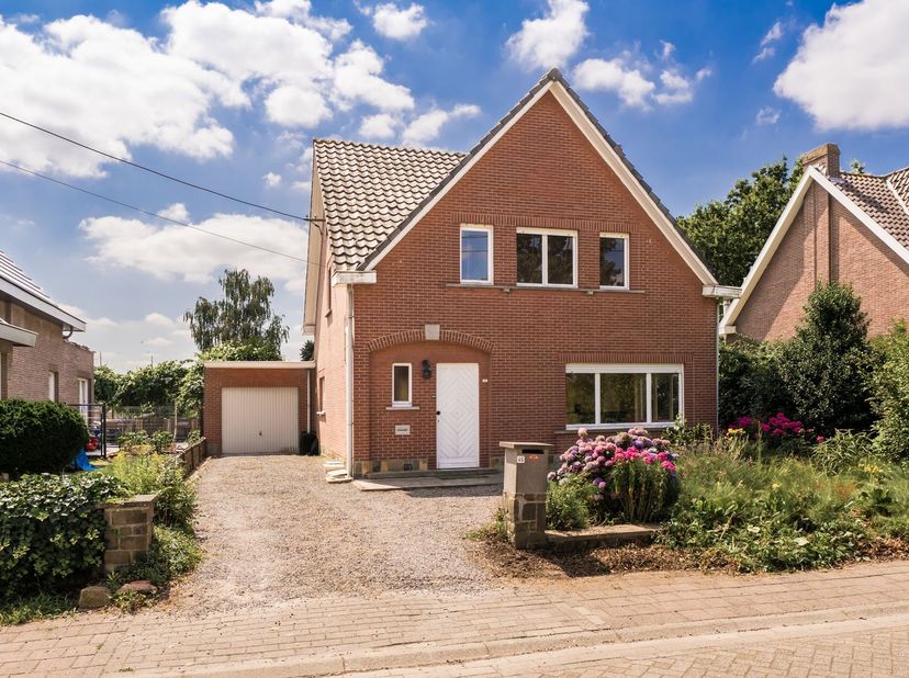 Woning met karakter en tal van mogelijkheden om uw eigen woonwensen te realiseren.<br />
Gelegen in een rustige, residentiële straat geniet deze woni