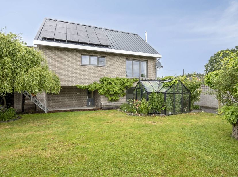 Bent u op zoek naar rust, ruimte en comfort, maar wilt u geen toegevingen doen op vlak van modern luxe? Deze unieke, instapklare woning (bouwjaar 2011