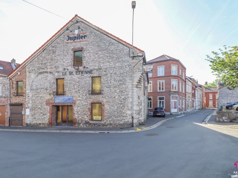 Rare ! Espace commercial situé dans le centre de Bouffioulx. <br />
<br />
Celui-ci se compose de la manière suivante : <br />
Hall avec coin vesti