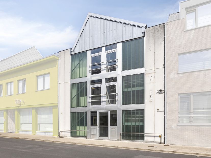 Le bâtiment se compose de 3 étages qui peuvent être aménagés de manière flexible. Cela rend le bâtiment adapté, entre autres, à diverses activités pro