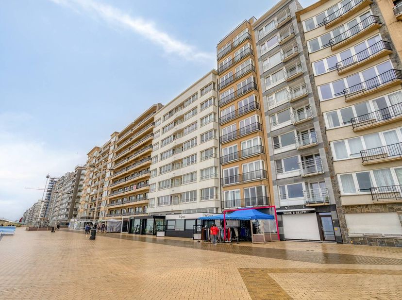 Ce bâtiment à vendre combine un local commercial loué au rez-de-chaussée avec un appartement à part entière à l'arrière, tous deux actuellement utilis