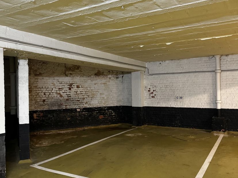 Dans une rue rejoignant la Chaussée de Charleroi à la Rue du Bailli, proche de la place Stéphanie, nous vous proposons un spacieux emplacement de park