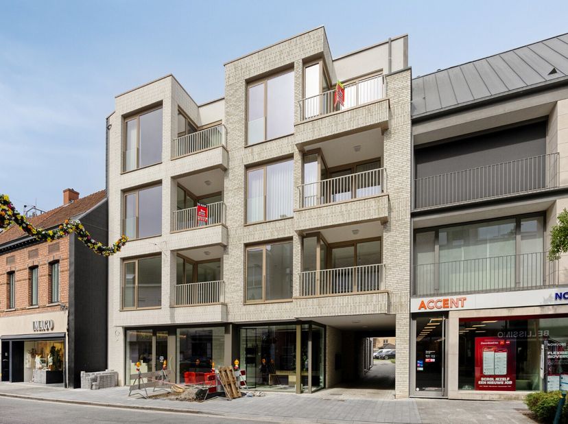 Ligging:<br />
Dit mooie nieuwbouw appartement is gelegen op Pas 9 in hartje Geel. Het appartement bevindt zich op wandelafstand van De Markt. Hierdoo