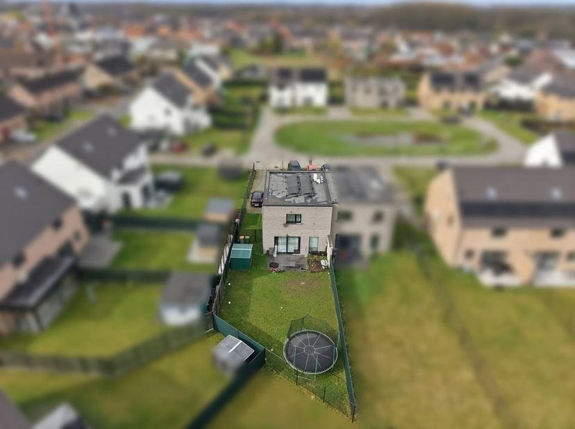 Deze recente woning bevindt zich in de rustige en groene verkaveling “Munstergaarde” in Munsterbilzen, een deelgemeente van Bilzen-Hoeselt. Dankzij de