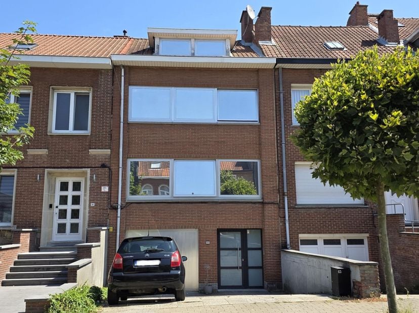 Deze charmante woning van 212m², gelegen in Strombeek-Bever, biedt met zijn vier slaapkamers een comfortabele woonervaring. De open leefruimte met zic