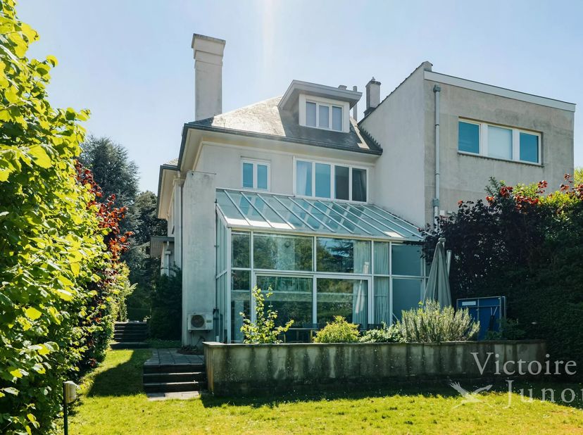 Prachtig gelegen in de zeer gewilde wijk van de Observatorium, heeft Victoire Junot het genoegen u exclusief dit prachtige burgerlijke huis aan te bie