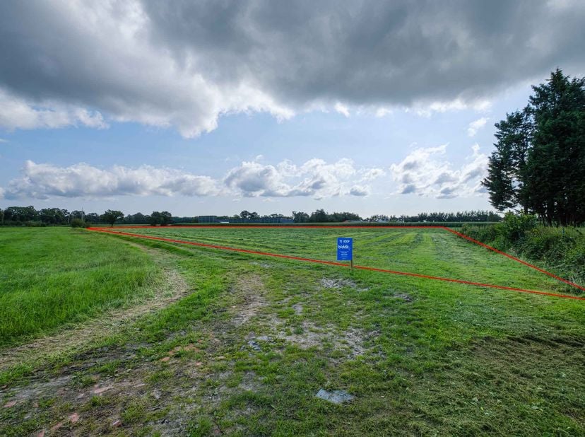 Ter streke "Hooge Hivelden".<br />
Met een oppervlakte van 2 ha 31ca 26a.<br />
Bijzonderheden: Verpacht, Agrarisch gebied, € 10,00/m².<br />
Gvg, Gmo