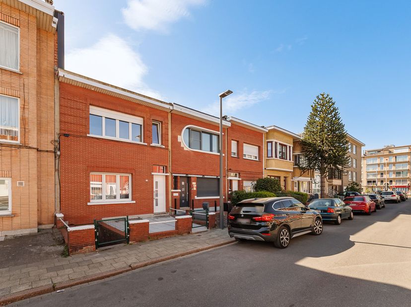 In de Clara Snellingsstraat in Deurne vinden we deze aangename, instapklare woning met drie slaapkamers. Een ideale gezinswoning voor wie comfortabel