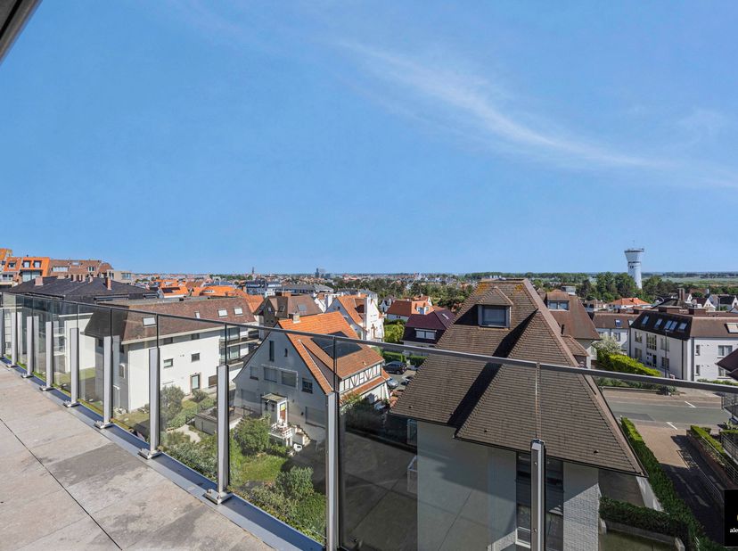 Mezzanine exceptionnelle située dans la Résidence Royal Navy, directement à côté du RBSC et de la plage Beaufort, avec vue frontale sur mer et une lar