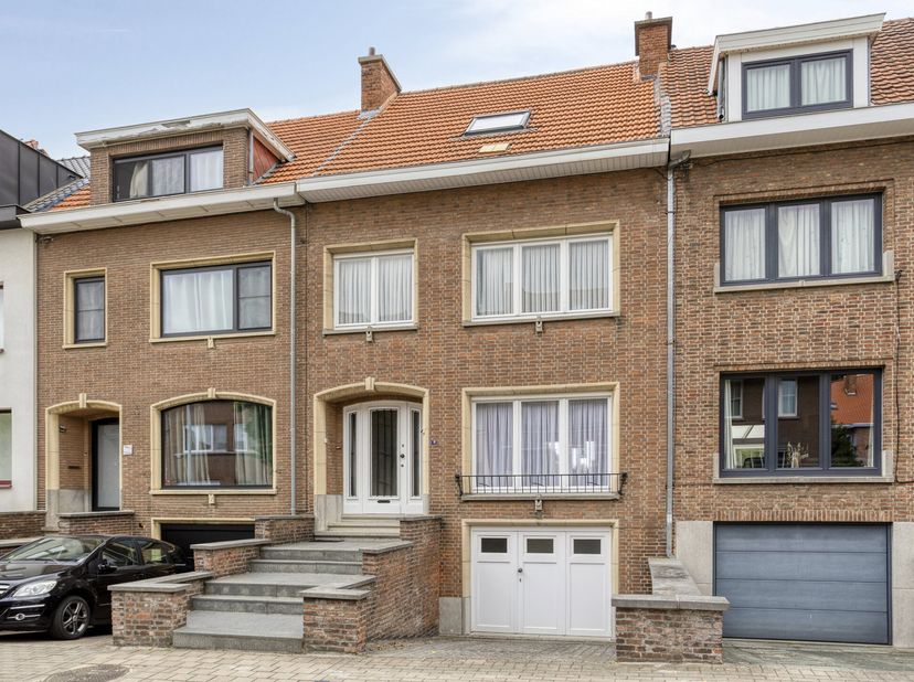 Ruime, te renoveren woning met een bewoonbare oppervlakte van 230 m², 3 slaapkamers, een inpandige garage, een onderhoudsvriendelijke tuin en een rust