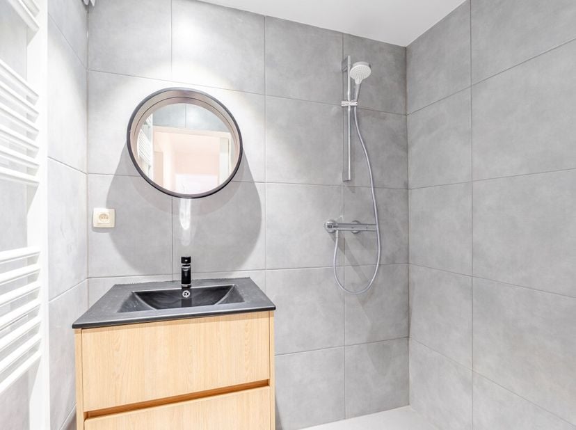 Gerenoveerd appartement in Koksijde, nabij de zeedijk en het centrum. Dit verzorgde appartement combineert een centrale ligging met een aangename priv