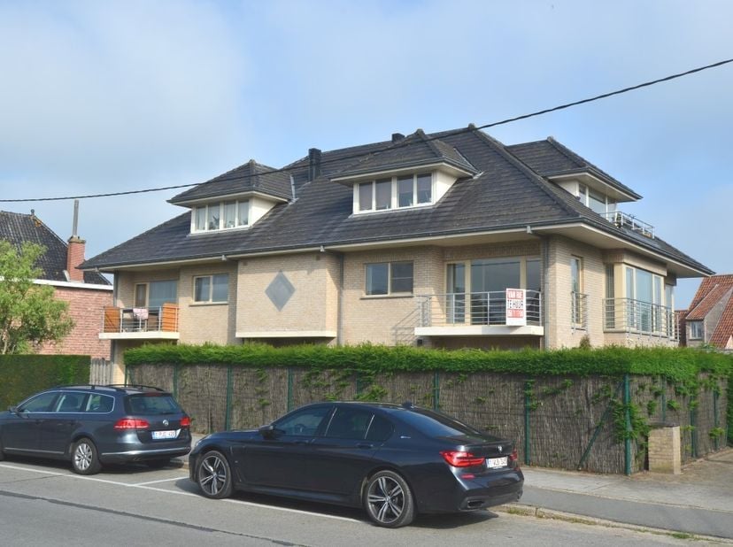 Lichtrijk hoekappartement van 130 m2, centraal gelegen tussen het centrum en invalswegen.<br />
Huurprijs inclusief gemeenschappelijke kosten en garag