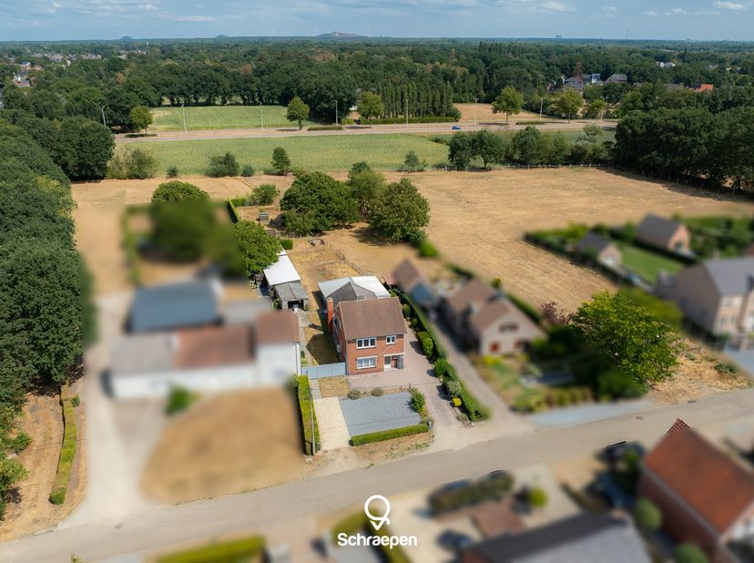 We vinden deze uitstekend gelegen gezinswoning met 3 slaapkamers op perceel van circa 17 are terug te Zonhoven.&amp;nbsp;Bekijk het volledige verkoopdossi