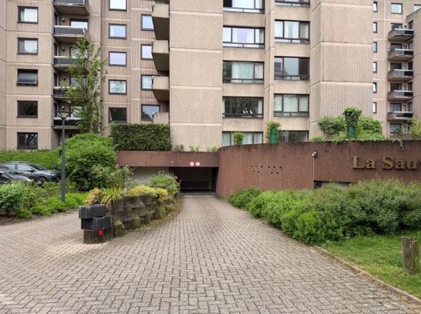 WOLUWE-SAINT-LAMBERT - Chemin des deux maisons 67-69 - Parkeerplaats te koop in de kelder van een appartementsgebouw gelegen nabij Roodebeek. Vlotte t
