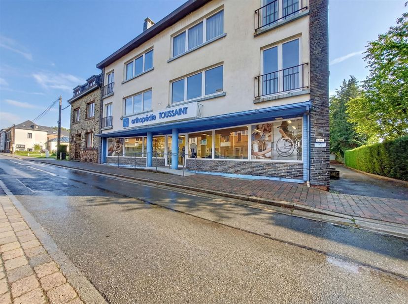 W Immobilière vous propose à Libramont, une surface commerciale de plus de 210 m². Ce bien se compose comme suit: niveau -1: une cave et un garage. Ni