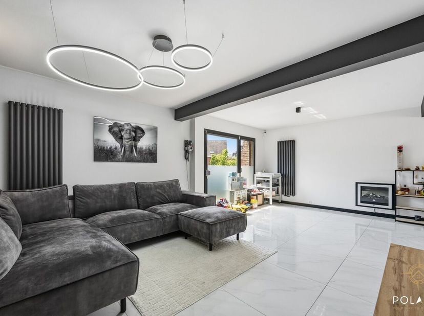 Op zoek naar een instapklare, energiezuinige woning op een toplocatie? Deze volledig gerenoveerde bel-etagewoning in het centrum combineert hedendaags