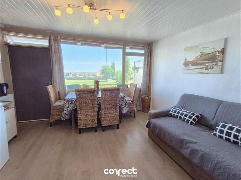 Op amper 800m van het strand en de zee en vlakbij het commerciële centrum van De Haan, vindt u dit appartement met 1 slaapkamer. <br />
Met zijn uitst