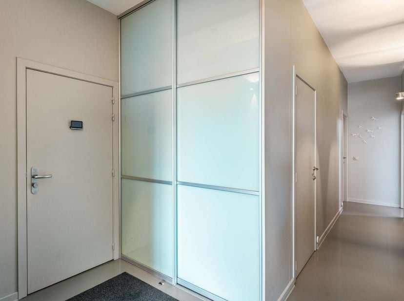 Dit ruime appartement met twee slaapkamers geniet van een unieke ligging op het Eilandje, met een prachtig uitzicht op het MAS en het Bonapartedok. De