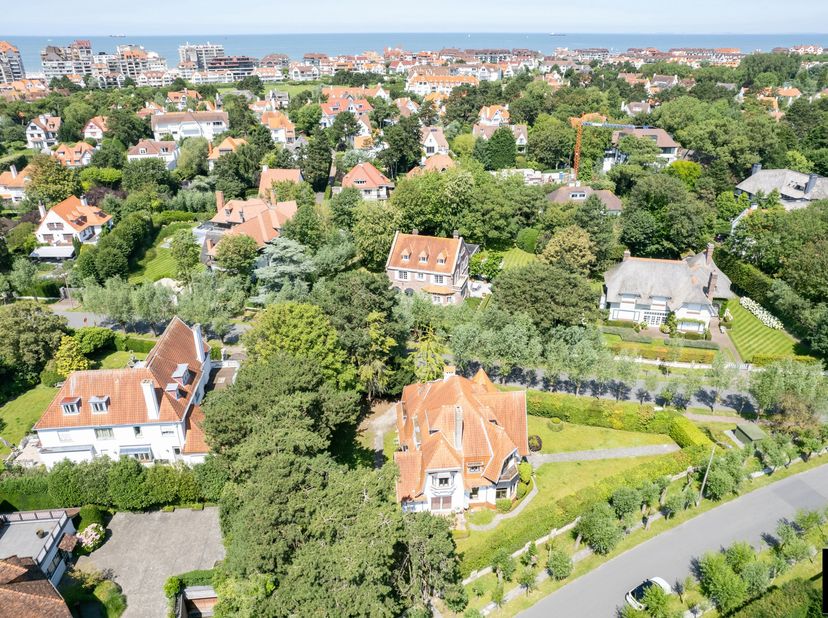 Dans l’une des plus belles avenues du Zoute, à deux pas de l’église des Dominicains et du prestigieux Royal Zoute Tennis Club, se trouve cette villa i