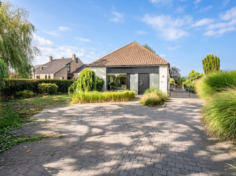 Een heel gunstige oriëntatie, uitstekende ligging en omgeven door groen. Dit zijn slechts 3 van de vele troeven die deze woning biedt.<br />
Van zodra