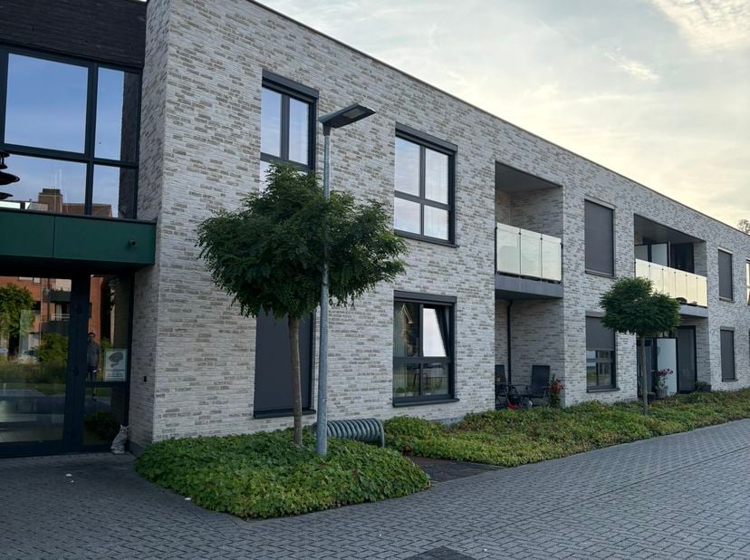 Moderne assistentiewoning gelegen in Oeterpark, naast WZC Het Park in Neeroeteren. Oppervlakte 65 m2 + terras 5 m2. Gebouwd in 2018, voorzien van alle
