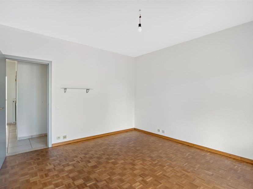 Openhuizendag op zaterdag 13 juni van 14u00-15u00<br />
Ligging: Het appartement is centraal gelegen te Berchem en van hieruit kan men zowel te voet a