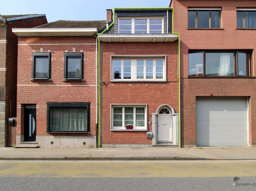 Instapklare woning met 4 slpkrs, 2 badkamers en gezellige tuin<br />
Deze charmante woning biedt verrassend veel ruimte en comfort. De woning combinee