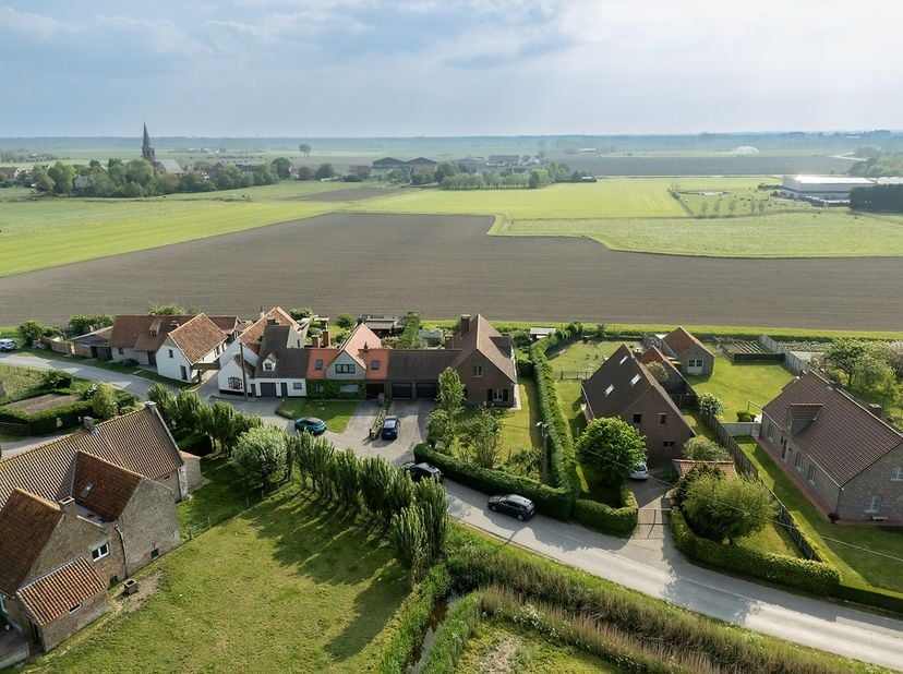 Wie rustig en ruim wil wonen (309m² bewoonbare oppervlakte), moet deze woning zeker eens komen bekijken.<br />
Deze woning is gelegen in het landelijk