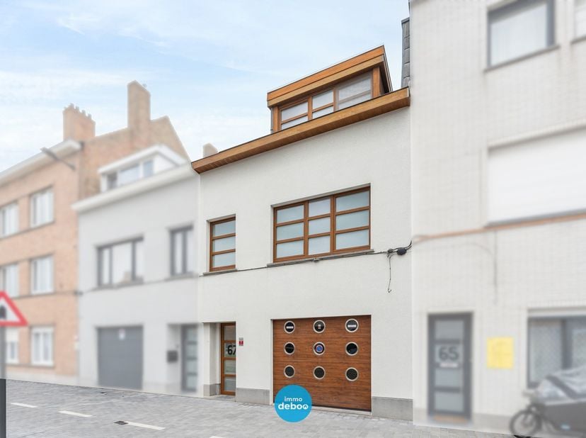 Deze ruime, instapklare woning is gunstig gelegen aan de Mariakerkelaan 67 in Oostende en beschikt over een bewoonbare oppervlakte van maar liefst 246