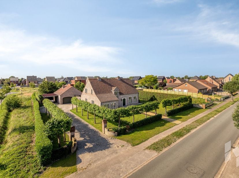 Prachtige, karaktervolle woning met 4 slaapkamers gelegen op een uitzonderlijk privéperceel van 17,5 are in Lutlommel.<br />
Wie regelmatig in deze bu