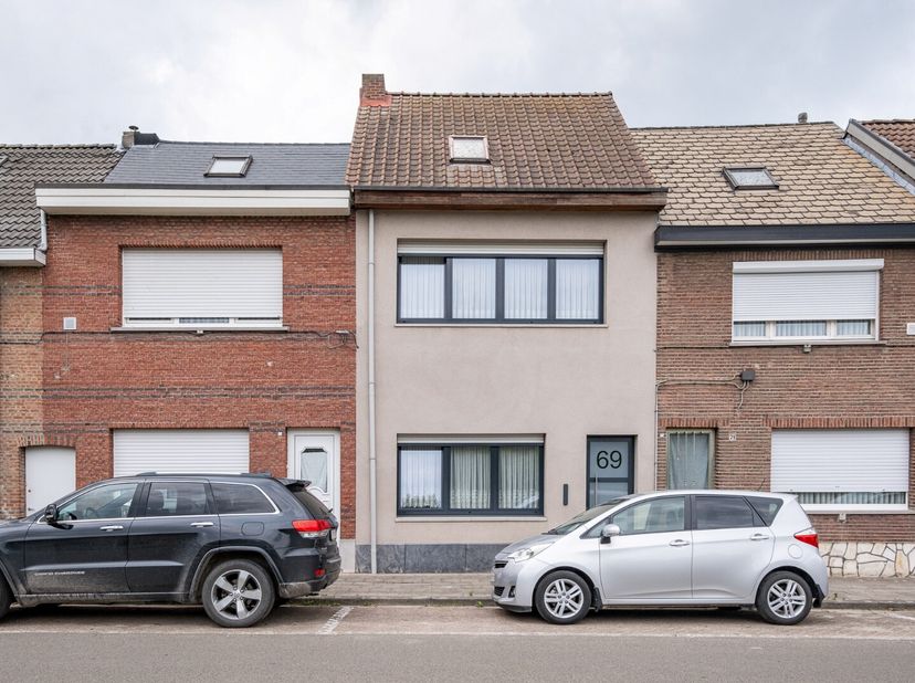 Deze ruime woning is gelegen in een aangename en kindvriendelijke woonwijk. De woning geniet van een mooi uitzicht op een natuurgebied, wat zorgt voor