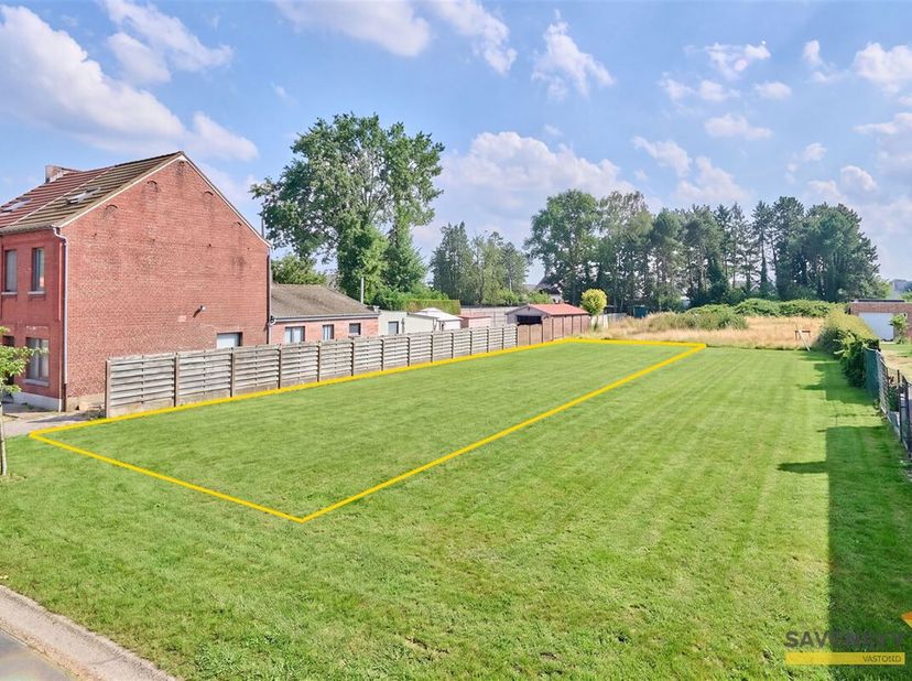 Terrain à bâtir de 947 m² destiné à une construction semi-détachée. <br />
La largeur de la rue est de 10,75 m.<br />
À quelques pas des écoles et des