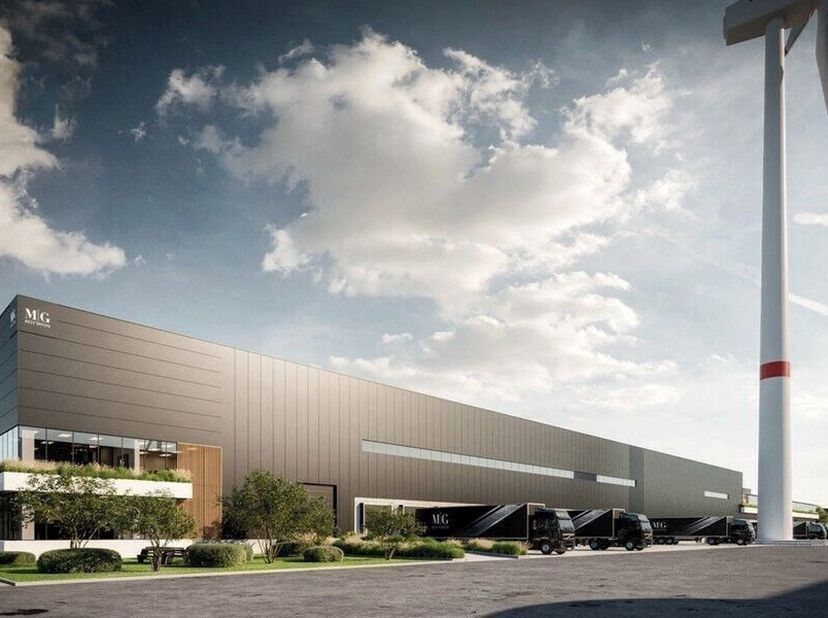 Entrepôt neuf de 18802m² avec possibilité de 2196m² de mezzanine et 640m² de bureaux sur mesure<br />
Emplacement : stratégiquement situé le long de l