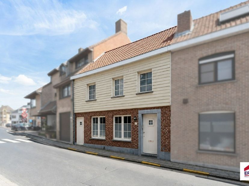 [[ CE BIEN PARTICIPE À LA JOURNÉE MAISONS OUVERTES ERA LE 13/6 DE 16:00 À 17:00 ]] À vendre : charmante maison mitoyenne au centre de Pittem, à proxim