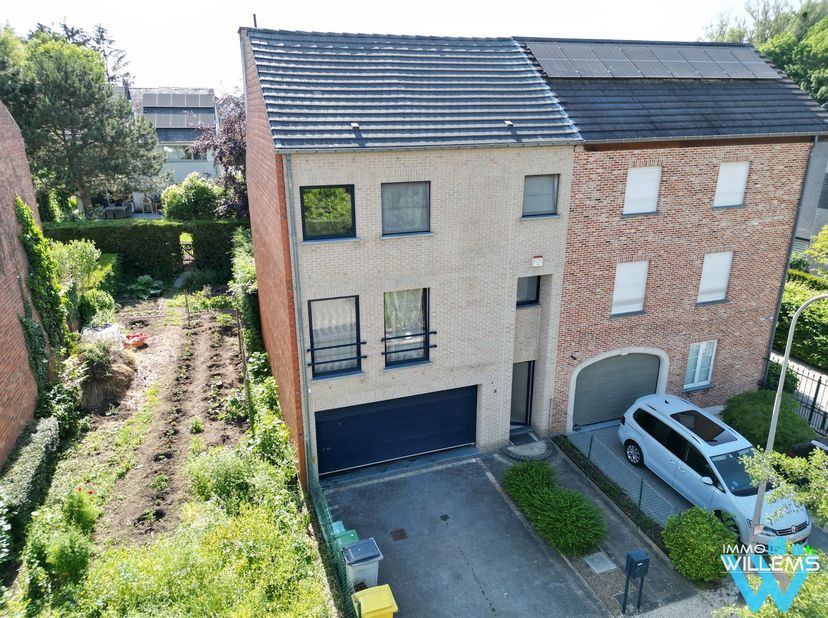Op zoek naar een woning met verrassend veel ruimte, een zonnige buitenomgeving en een rustige ligging? Dan is deze verzorgde bel-étagewoning zeker een