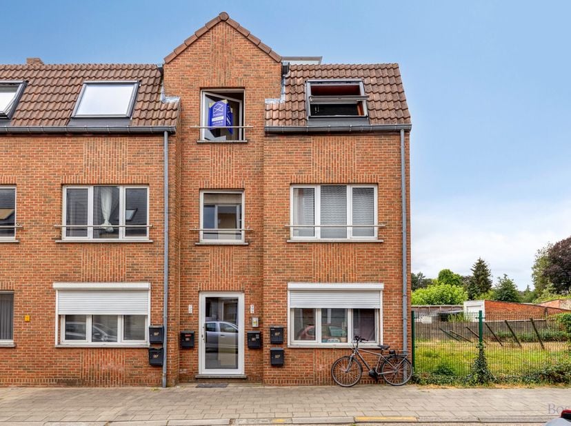 Duplex te koop met twee slaapkamers in centrum Tessenderlo<br />
<br />
Op de Gerhagenstraat, in het bruisende centrum van Tessenderlo, vinden we dit