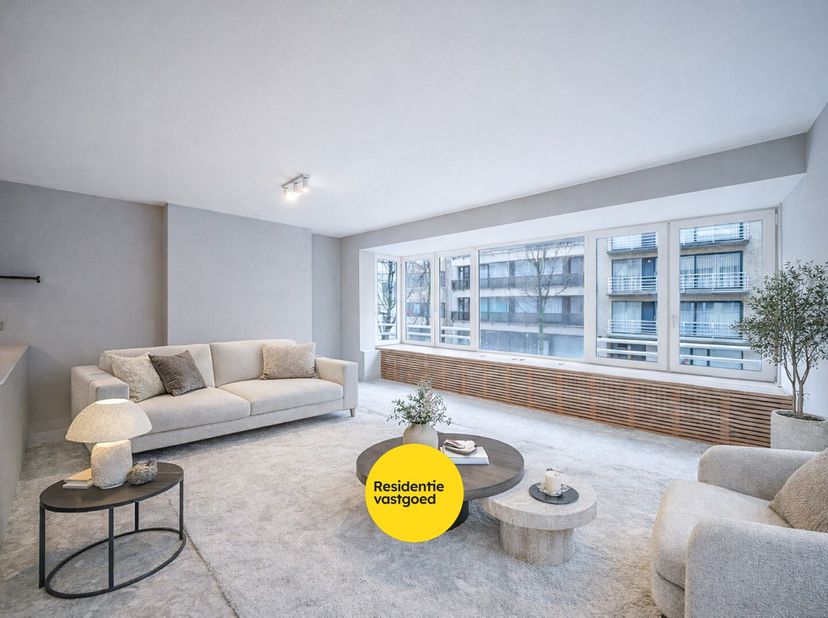 In een verzorgde residentie in Oostende vindt u dit volledig gerenoveerde en smaakvol ingerichte appartement, gerenoveerd in 2026. Zowel de gevel als