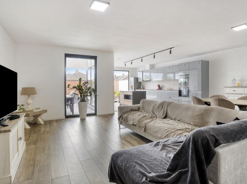 Deze prachtige recente woning gelegen in Balen, geniet van een goede verbinding naar de omliggende gemeenten Ham, Leopoldsburg, Lommel en Mol.<br />
D