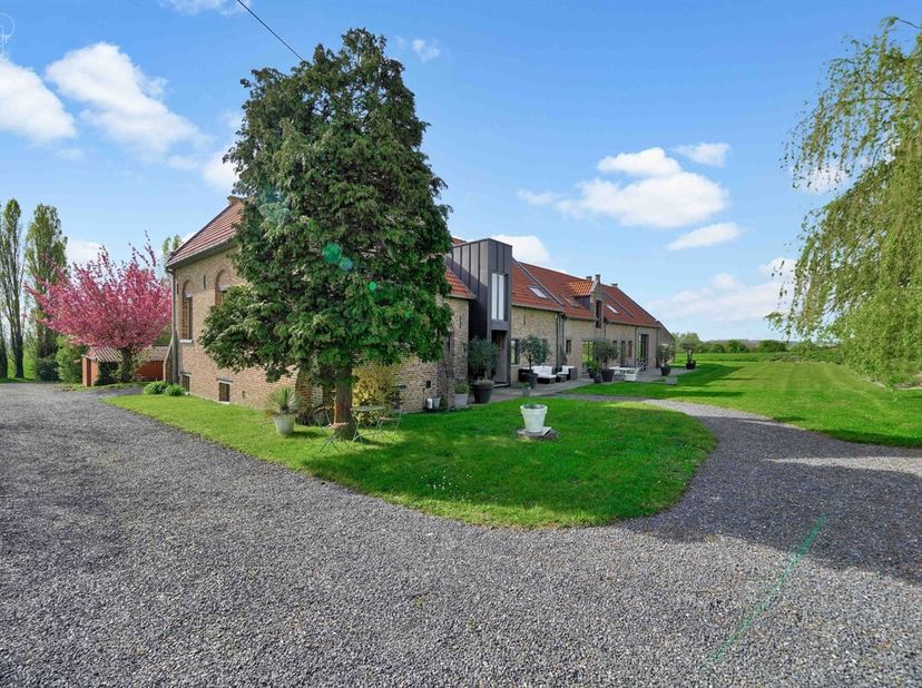 Luxueux corps de ferme bénéficiant d'un cadre d'exception et de volumes remarquables. Cette belle rénovation se distingue par son espace bien-être ave